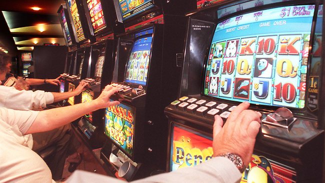 australians-playing-pokies.jpg